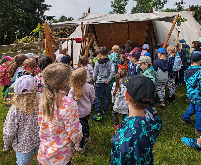 Im Zeltlager bei der Weberin